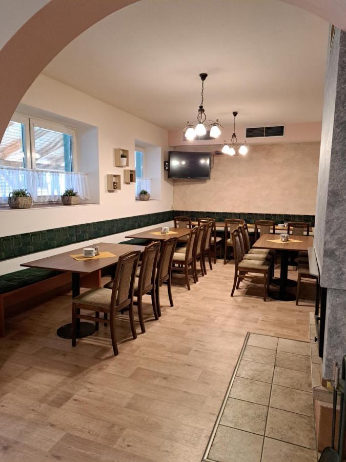 Penzion A Pizzerie Na Zalozne Kobyli ภายนอก รูปภาพ