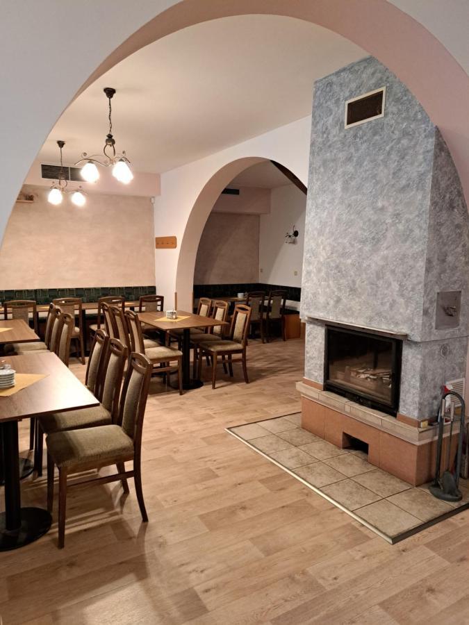 Penzion A Pizzerie Na Zalozne Kobyli ภายนอก รูปภาพ