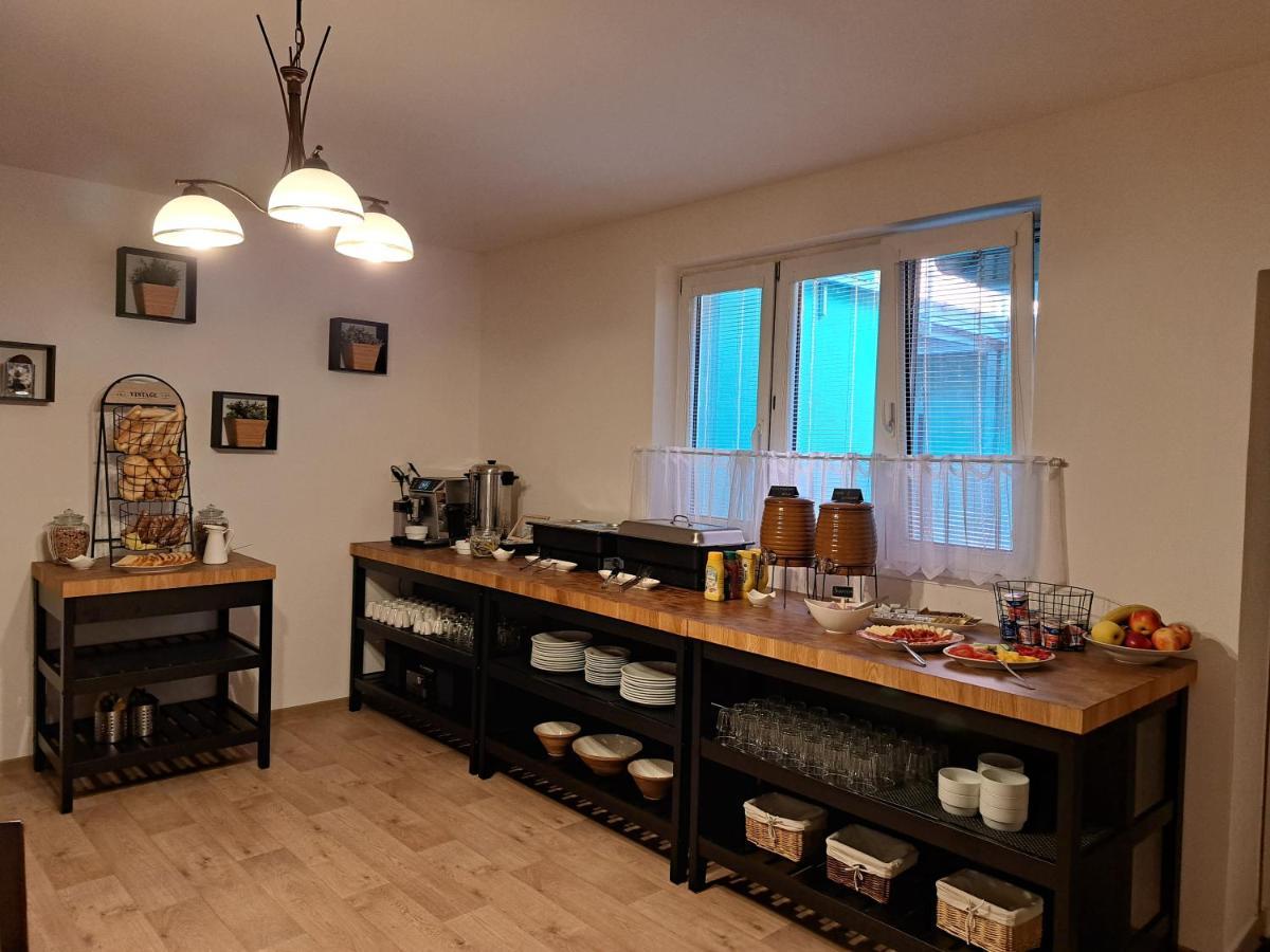 Penzion A Pizzerie Na Zalozne Kobyli ภายนอก รูปภาพ