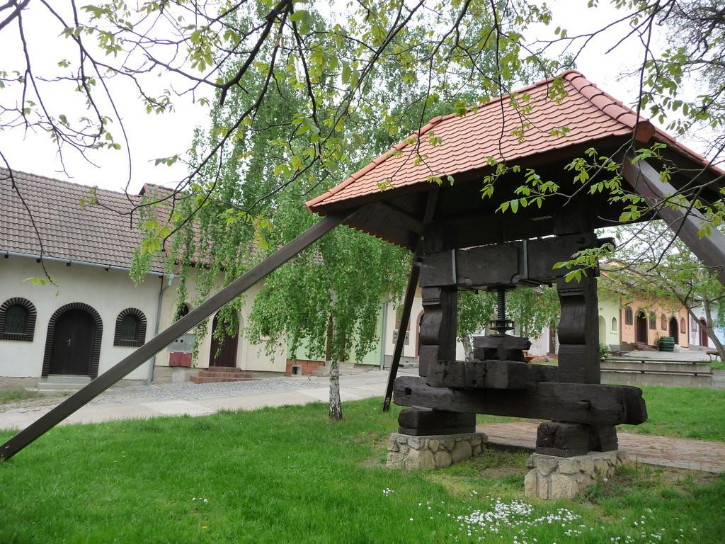 Penzion A Pizzerie Na Zalozne Kobyli ภายนอก รูปภาพ